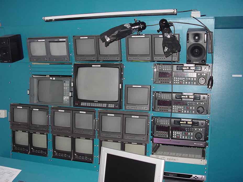 Alte Sendeabwicklung mit Monitorwand, Lautsprechern und Videomaschinen